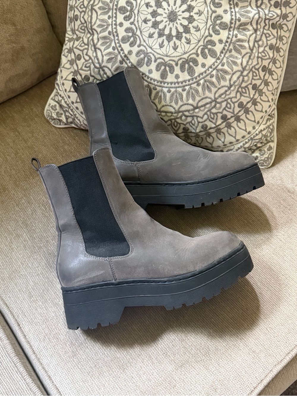 MIA Gray Chelsea Lug-Sole Chukka Boots